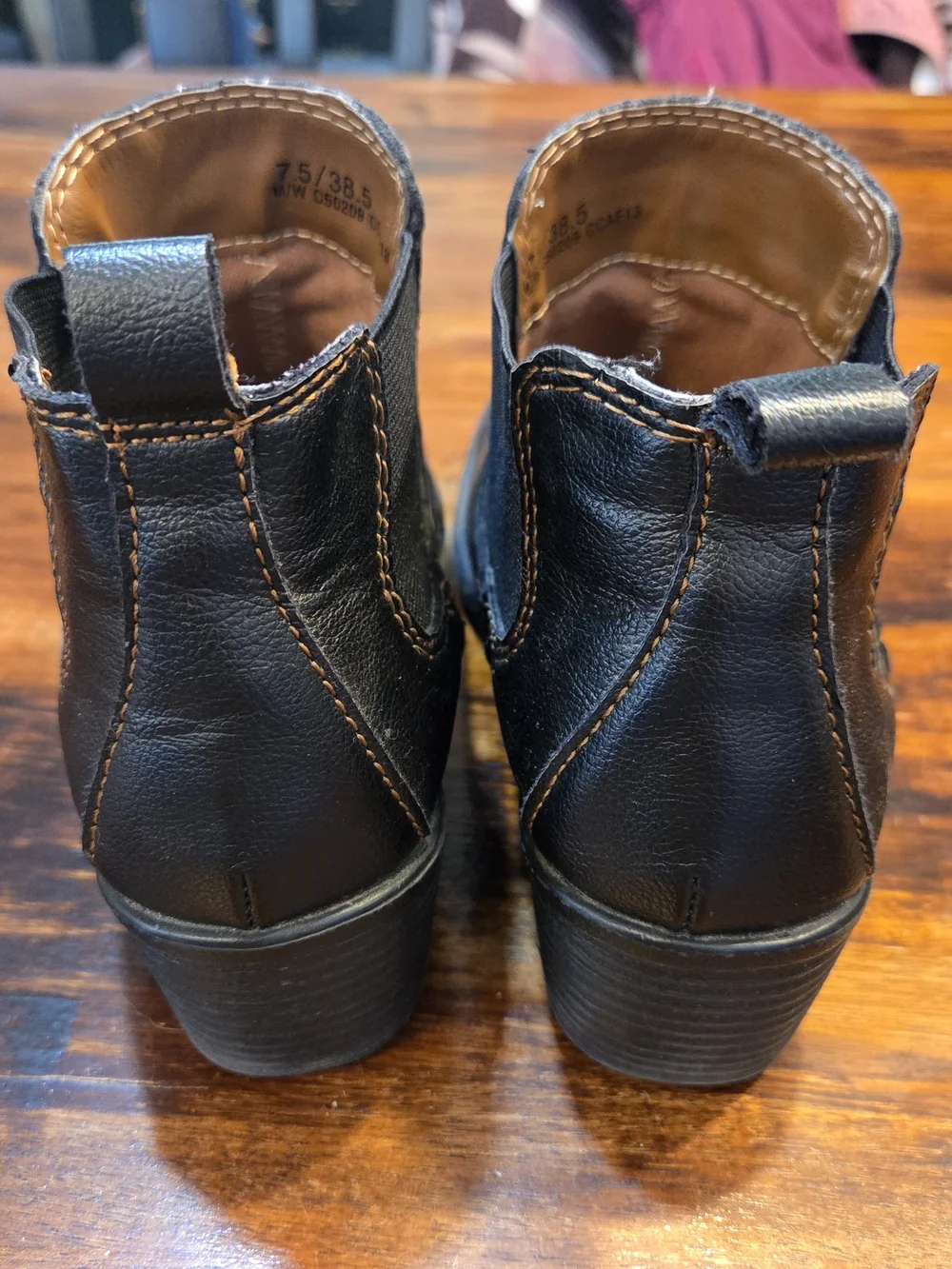 Born Rachelle Vegan Leather Ankle Bootie sz 7.5 Black Soft 2